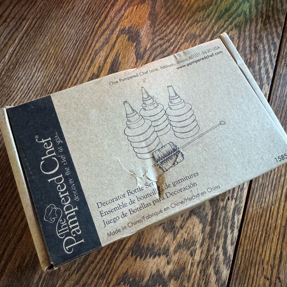 The Pampered Chef Decorating Kit with Tips - Picture 2 of 3